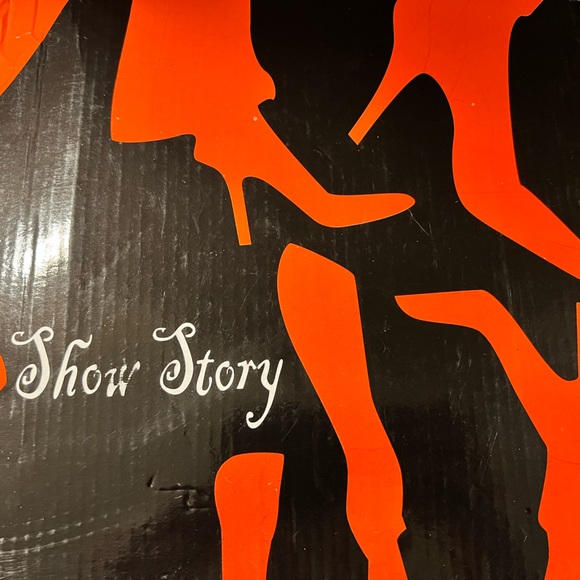 White spine heeled bootie. 5.5” heel w/ 1.5” platform. Never worn. Size 41 Eur - Picture 6 of 7